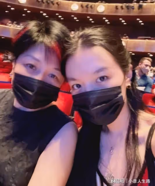 20歲法圖麥曬近照迎中秋，穿露臍衫秀螞蟻腰，月牙文身訴思父之情