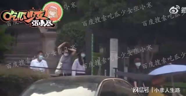 劉詩詩與助理就餐，漁夫帽寬鬆T恤，被贊最美辣媽