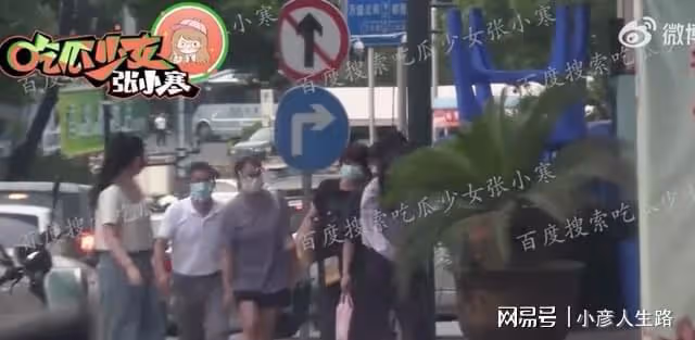 劉詩詩與助理就餐，漁夫帽寬鬆T恤，被贊最美辣媽