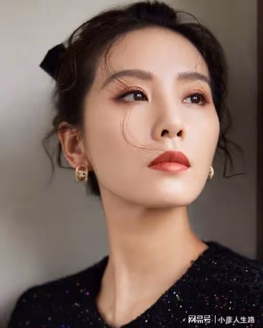 劉詩詩與助理就餐，漁夫帽寬鬆T恤，被贊最美辣媽