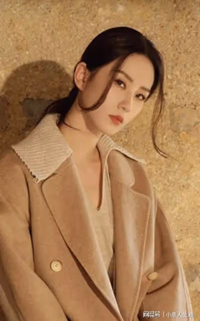 劉詩詩與助理就餐，漁夫帽寬鬆T恤，被贊最美辣媽