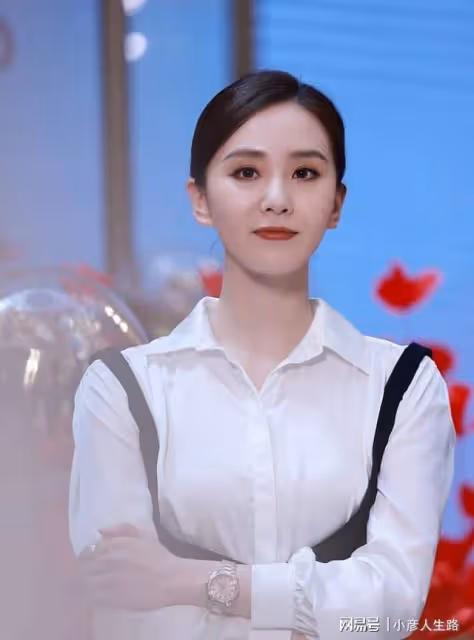 劉詩詩與助理就餐，漁夫帽寬鬆T恤，被贊最美辣媽