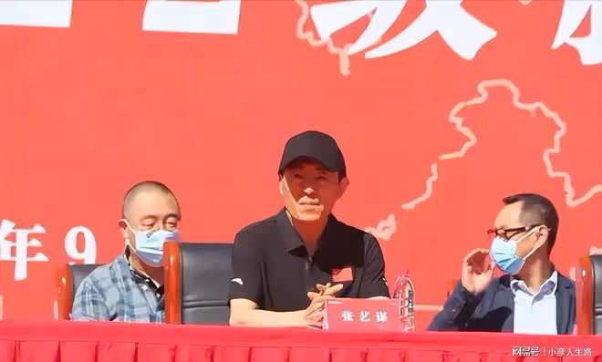 72歲張藝謀現身北影開學禮!臉頰凹陷瘦成皮包骨,被聘為北影教授