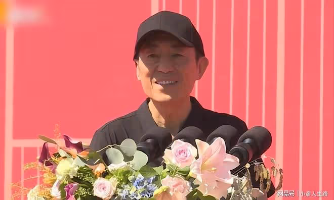 72歲張藝謀現身北影開學禮!臉頰凹陷瘦成皮包骨,被聘為北影教授