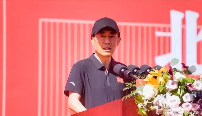 72歲張藝謀現身北影開學禮!臉頰凹陷瘦成皮包骨,被聘為北影教授