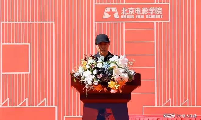 72歲張藝謀現身北影開學禮!臉頰凹陷瘦成皮包骨,被聘為北影教授