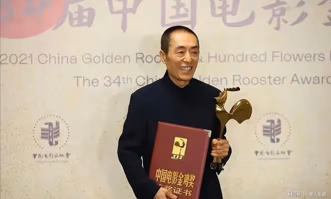 72歲張藝謀現身北影開學禮！臉頰凹陷瘦成皮包骨，被聘為北影教授