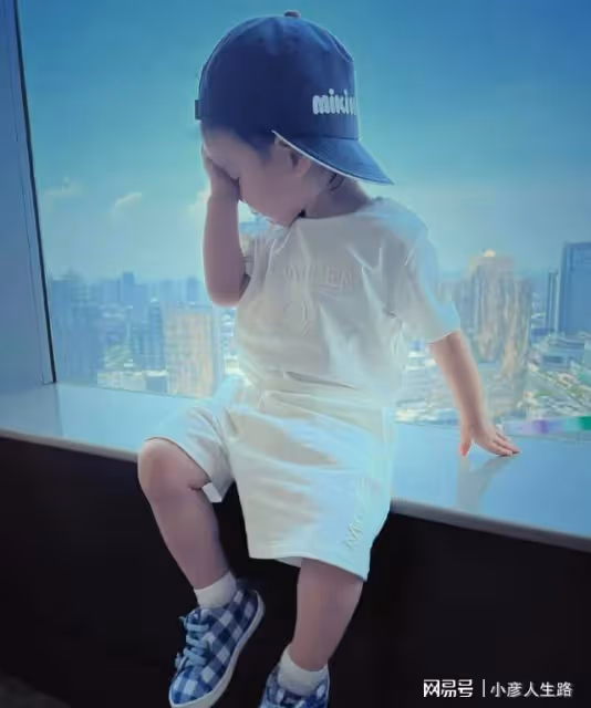 演員王陽深夜罕見曬娃營業,兒子模樣帥氣穿搭時尚,好有星范兒