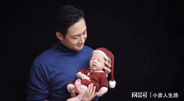 演員王陽深夜罕見曬娃營業,兒子模樣帥氣穿搭時尚,好有星范兒