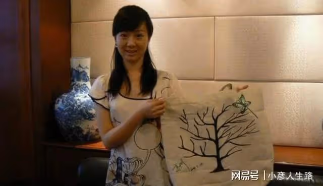 演員王陽深夜罕見曬娃營業,兒子模樣帥氣穿搭時尚,好有星范兒