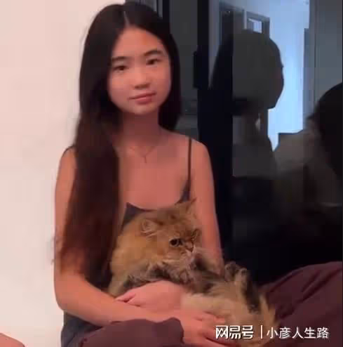 曹格愛妻曬女兒,12歲Grace衣著成熟氣質佳,長發飄飄越來越美