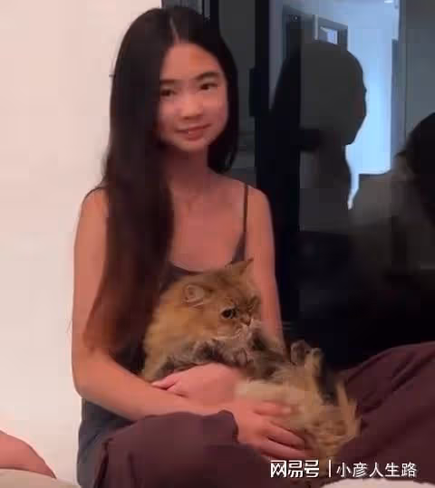 曹格愛妻曬女兒,12歲Grace衣著成熟氣質佳,長發飄飄越來越美