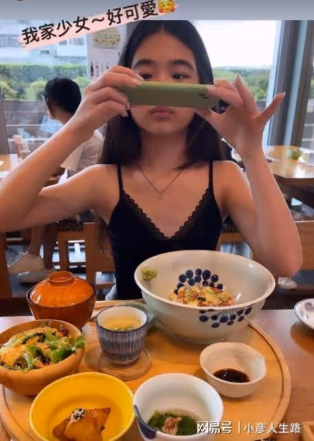 曹格愛妻曬女兒,12歲Grace衣著成熟氣質佳,長發飄飄越來越美