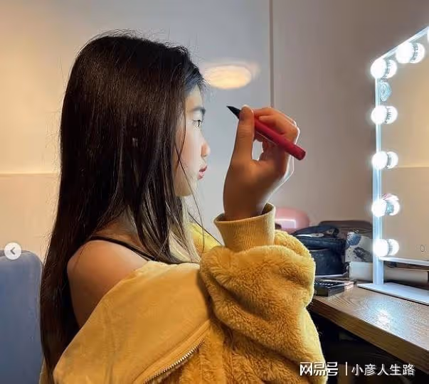 曹格愛妻曬女兒，12歲Grace衣著成熟氣質佳，長發飄飄越來越美