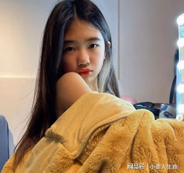 曹格愛妻曬女兒，12歲Grace衣著成熟氣質佳，長發飄飄越來越美