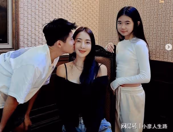 曹格愛妻曬女兒，12歲Grace衣著成熟氣質佳，長發飄飄越來越美