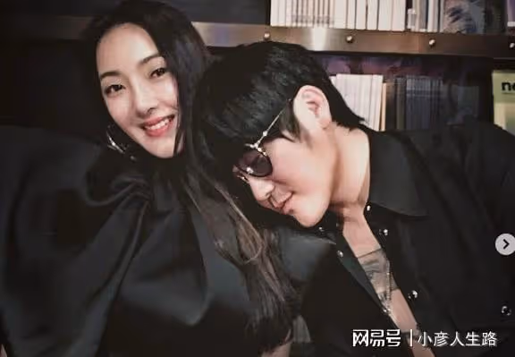 曹格愛妻曬女兒，12歲Grace衣著成熟氣質佳，長發飄飄越來越美