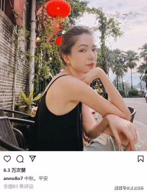 許瑋甯疑似到邱澤老家過中秋節,在大紅燈籠下面拍照片