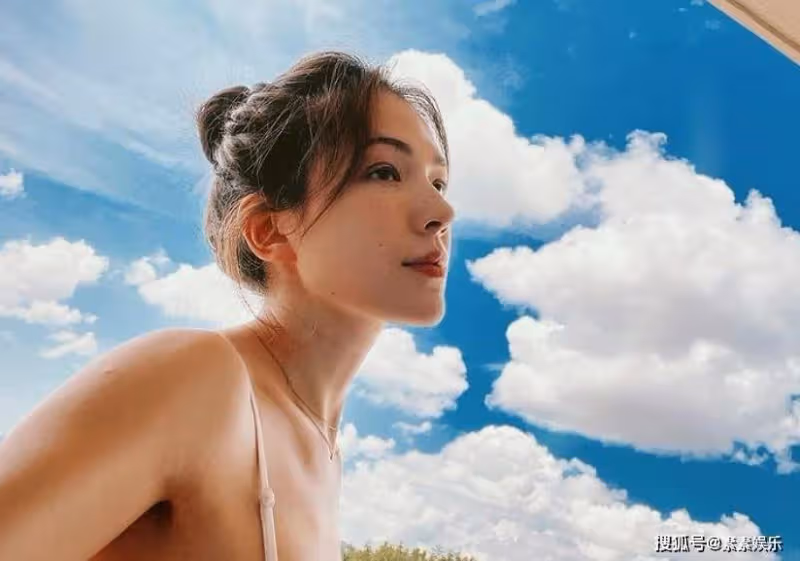 許瑋甯疑似到邱澤老家過中秋節,在大紅燈籠下面拍照片