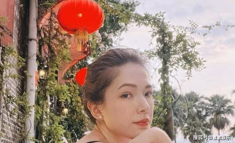 許瑋甯疑似到邱澤老家過中秋節,在大紅燈籠下面拍照片