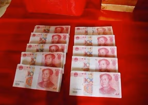 我結婚母親給了十萬，婚禮上她遲遲不來，接到電話後老婆取消婚禮