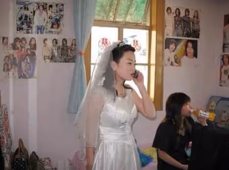 我結婚母親給了十萬，婚禮上她遲遲不來，接到電話後老婆取消婚禮
