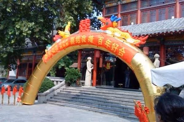 我結婚母親給了十萬，婚禮上她遲遲不來，接到電話後老婆取消婚禮
