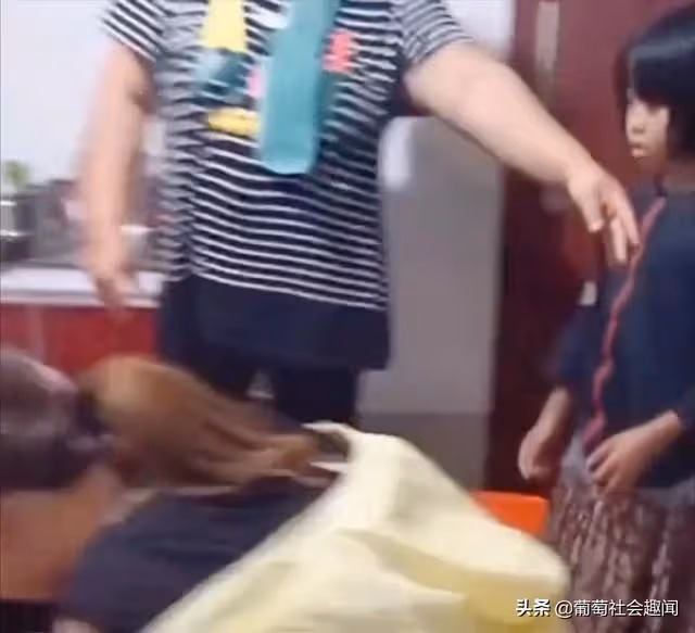兩個姑姑吃餃子，女孩被推開後不知所措，奶奶：吃一個夠了