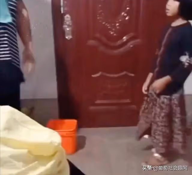 兩個姑姑吃餃子，女孩被推開後不知所措，奶奶：吃一個夠了