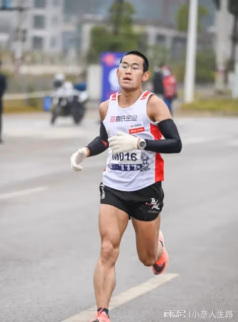「跑神」梁晶：31歲倒在白銀越野賽中，4個月後，2歲女兒代為領獎