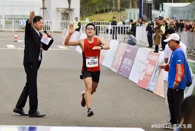「跑神」梁晶：31歲倒在白銀越野賽中，4個月後，2歲女兒代為領獎