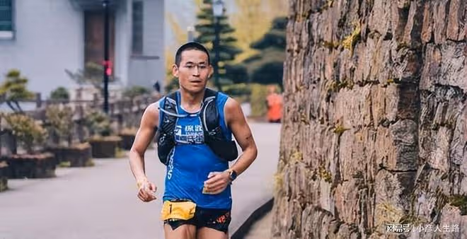 「跑神」梁晶：31歲倒在白銀越野賽中，4個月後，2歲女兒代為領獎