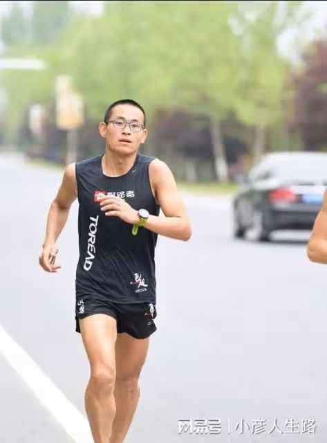 「跑神」梁晶：31歲倒在白銀越野賽中，4個月後，2歲女兒代為領獎