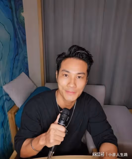 遇襲男星黃竣鋒已返港治療，公開最新病床照，臉貼紗布有氣無力
