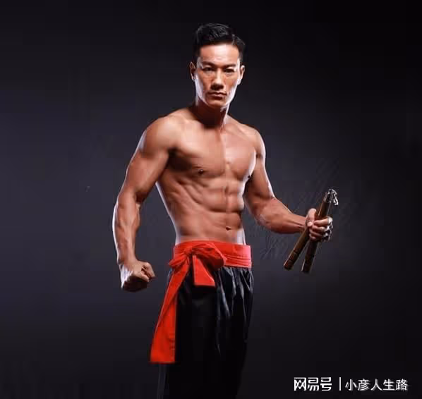 遇襲男星黃竣鋒已返港治療，公開最新病床照，臉貼紗布有氣無力