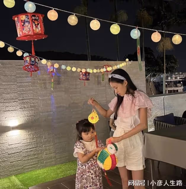 郭可盈中秋曬照,熊黛林4歲雙胞胎女兒可愛出鏡,身材高挑隨媽媽