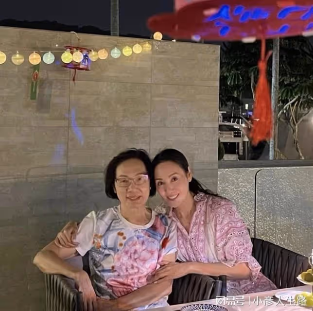 郭可盈中秋曬照,熊黛林4歲雙胞胎女兒可愛出鏡,身材高挑隨媽媽