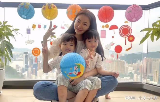 郭可盈中秋曬照,熊黛林4歲雙胞胎女兒可愛出鏡,身材高挑隨媽媽