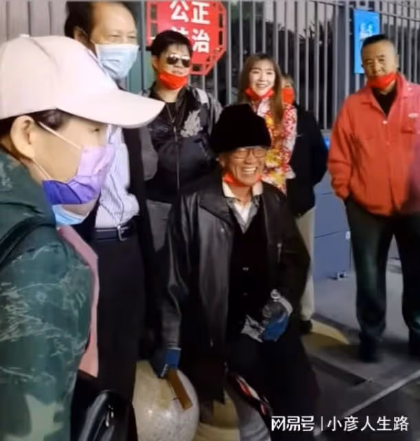 65歲萬梓良近照惹擔憂,消瘦傻笑眼神茫然,被質疑有精神問題