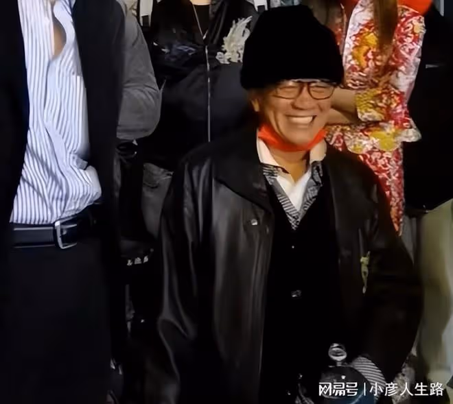65歲萬梓良近照惹擔憂,消瘦傻笑眼神茫然,被質疑有精神問題