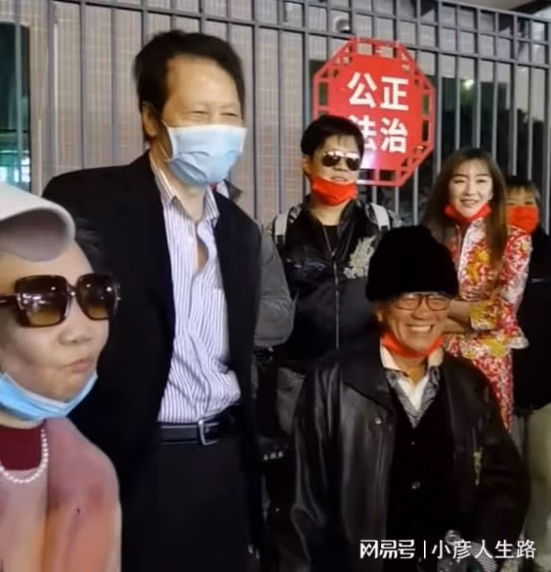 65歲萬梓良近照惹擔憂,消瘦傻笑眼神茫然,被質疑有精神問題