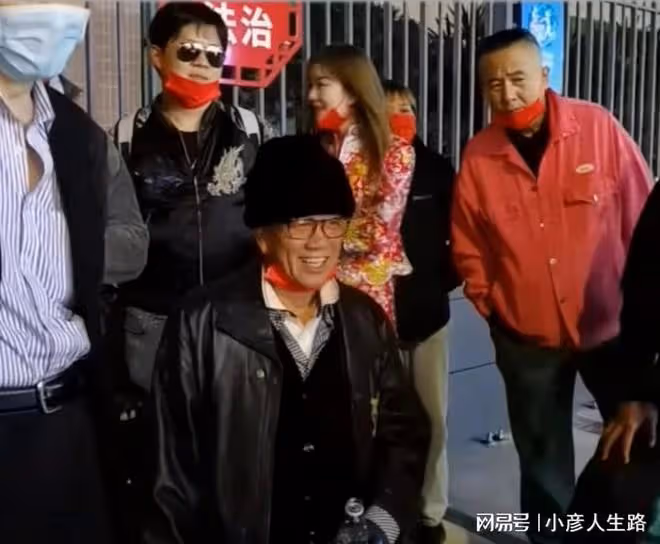 65歲萬梓良近照惹擔憂,消瘦傻笑眼神茫然,被質疑有精神問題