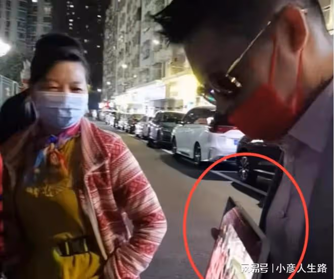 65歲萬梓良近照惹擔憂,消瘦傻笑眼神茫然,被質疑有精神問題