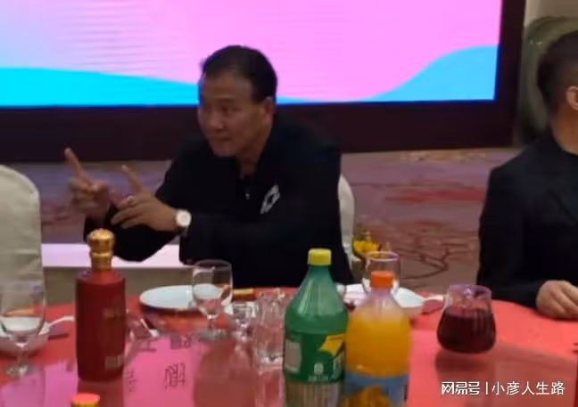 65歲萬梓良近照惹擔憂,消瘦傻笑眼神茫然,被質疑有精神問題