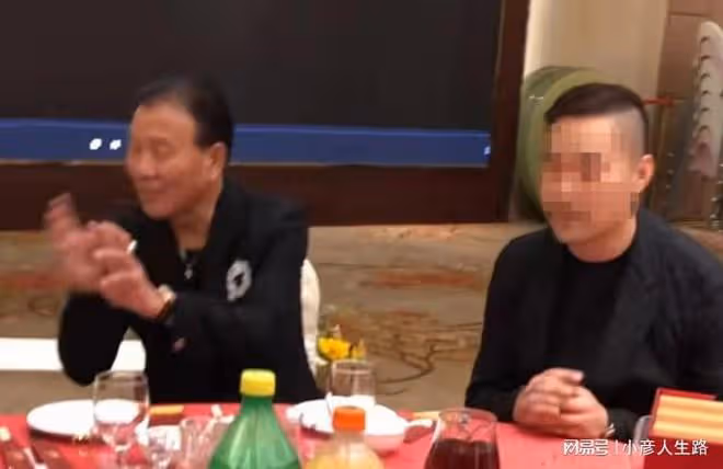65歲萬梓良近照惹擔憂,消瘦傻笑眼神茫然,被質疑有精神問題