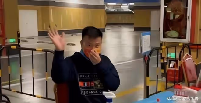 65歲萬梓良近照惹擔憂,消瘦傻笑眼神茫然,被質疑有精神問題