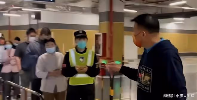 65歲萬梓良近照惹擔憂,消瘦傻笑眼神茫然,被質疑有精神問題