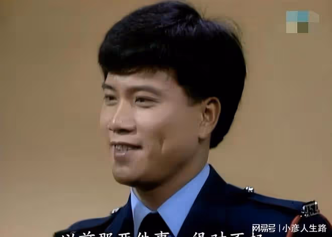 65歲萬梓良近照惹擔憂,消瘦傻笑眼神茫然,被質疑有精神問題
