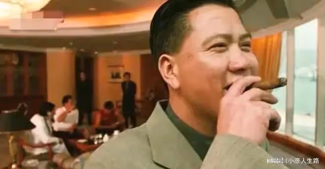 65歲萬梓良近照惹擔憂,消瘦傻笑眼神茫然,被質疑有精神問題