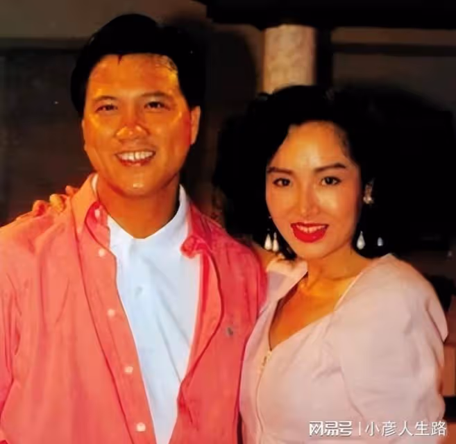 65歲萬梓良近照惹擔憂,消瘦傻笑眼神茫然,被質疑有精神問題